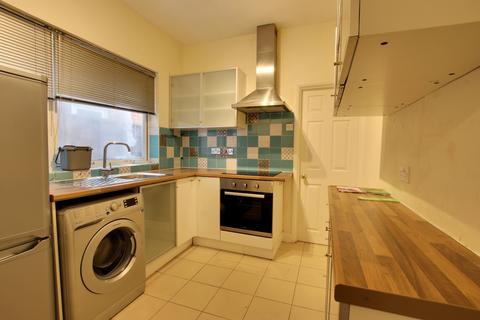3 bedroom terraced house to rent, Briants Avenue, Reading RG4