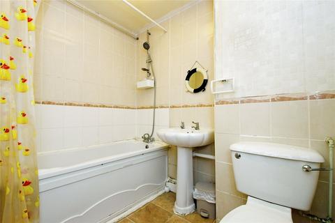 4 bedroom end of terrace house for sale, St. Edmunds Close, Erith DA18