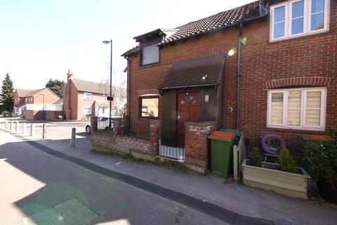 2 bedroom semi-detached house to rent, St. Michaels Close, London, E16
