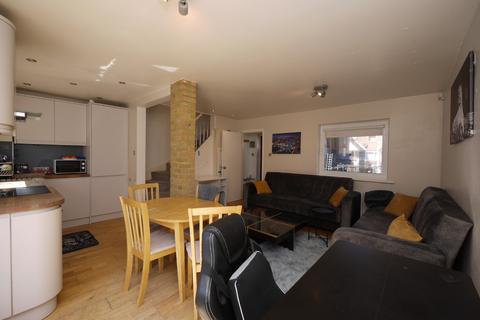 2 bedroom semi-detached house to rent, St. Michaels Close, London, E16