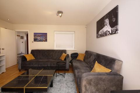 2 bedroom semi-detached house to rent, St. Michaels Close, London, E16