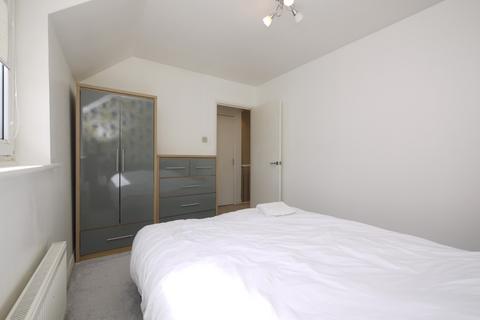 2 bedroom semi-detached house to rent, St. Michaels Close, London, E16