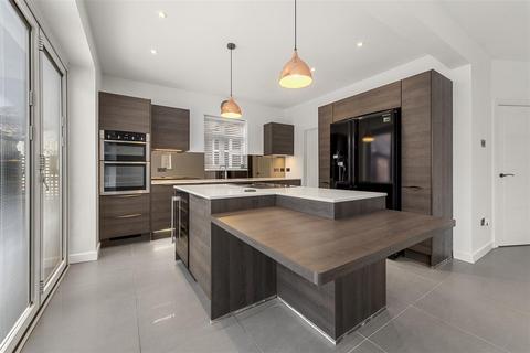 4 bedroom detached house to rent, Broad Road, Sale