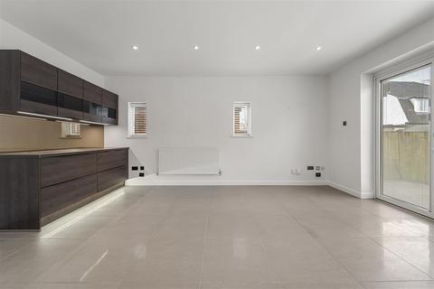 4 bedroom detached house to rent, Broad Road, Sale