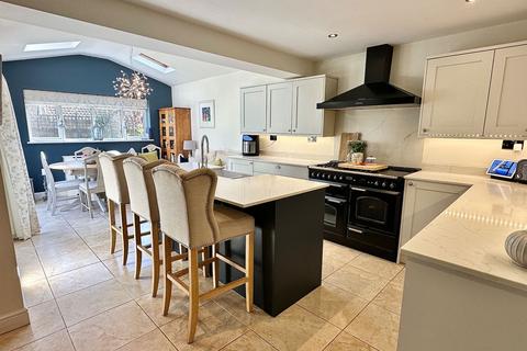 6 bedroom detached house for sale, Tudely Close, Northampton NN4