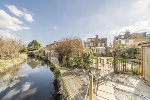 Linden Way, Shepperton TW17