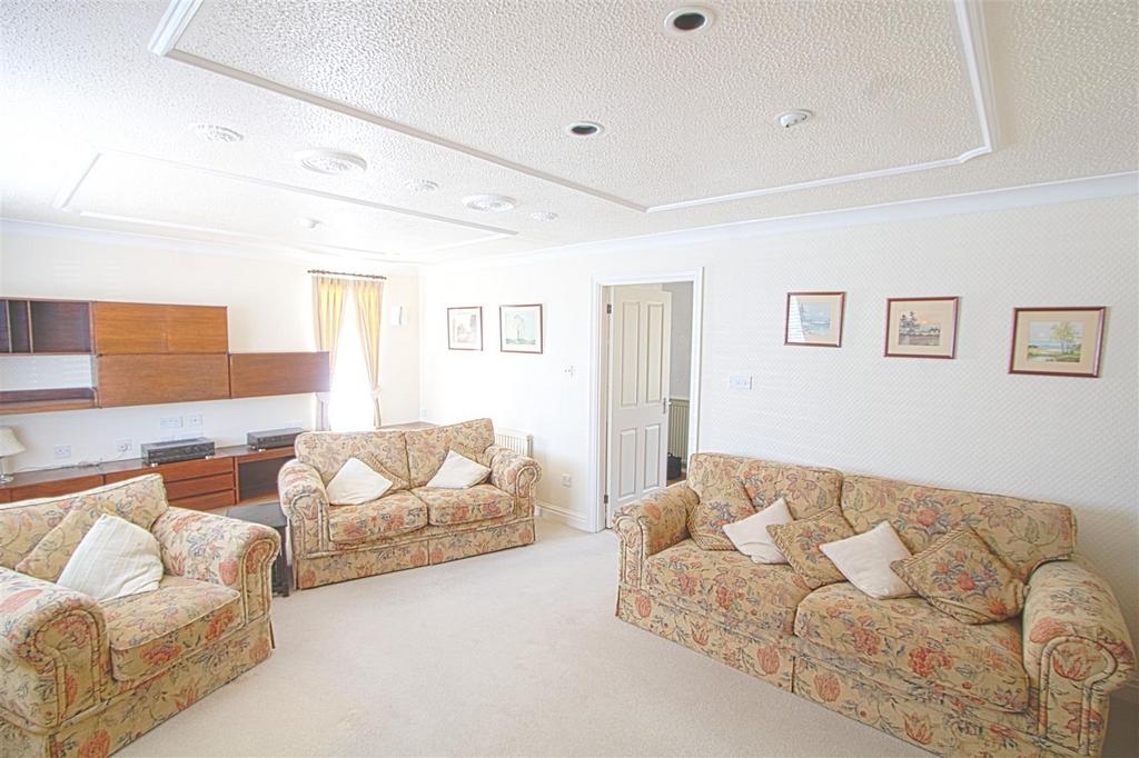 Lounge 1 .jpg