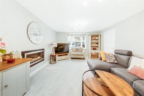 4 bedroom detached house for sale, Siskin Gardens, Netherton, HD4