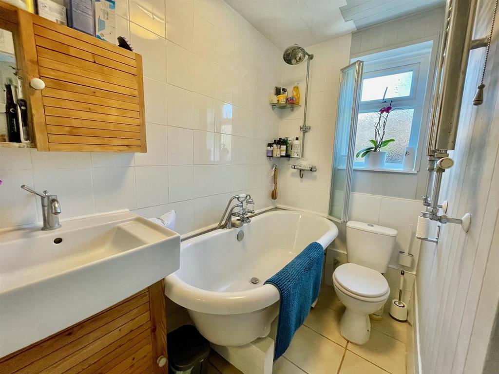 3 Parsonage Lane Bathroom.jpg