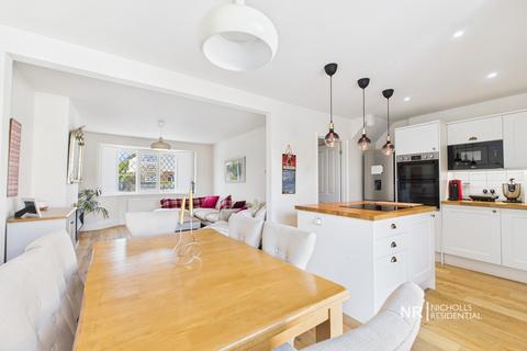 301 Hook Road, Chessington, KT9 1EH