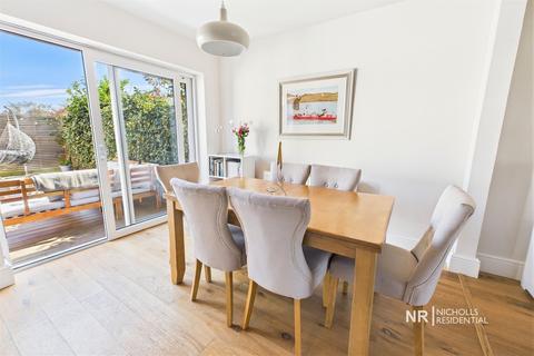 301 Hook Road, Chessington, KT9 1EH