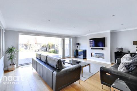 6 Caxton Way, Romford, RM1 4GS