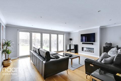 6 Caxton Way, Romford, RM1 4GS