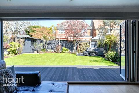 6 Caxton Way, Romford, RM1 4GS