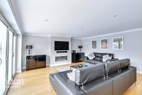 6 Caxton Way, Romford, RM1 4GS
