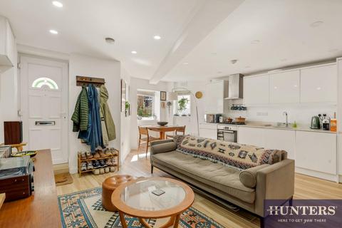 1 bedroom flat for sale, Forburg Road, London, N16