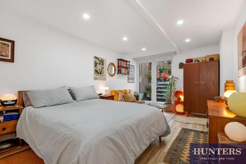 1 bedroom flat for sale, Forburg Road, London, N16
