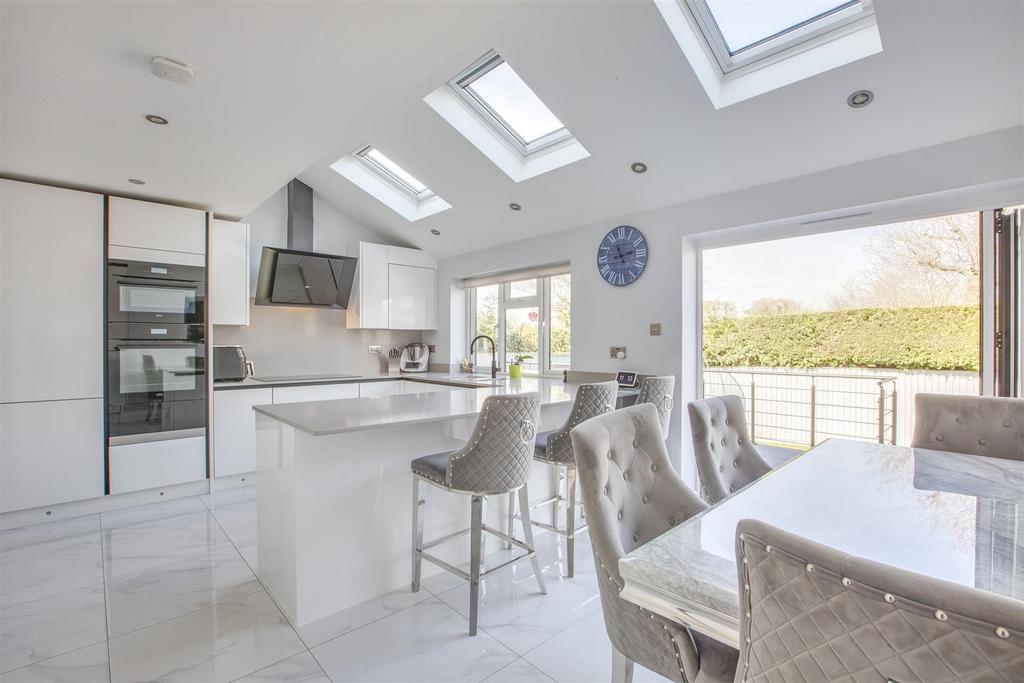 1 Snowdrop Way, HP15 6 BL-5.jpg