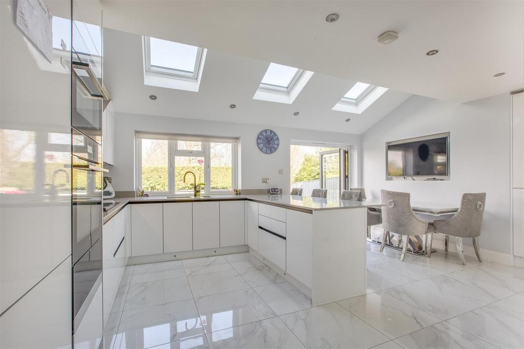 1 Snowdrop Way, HP15 6 BL-3.jpg