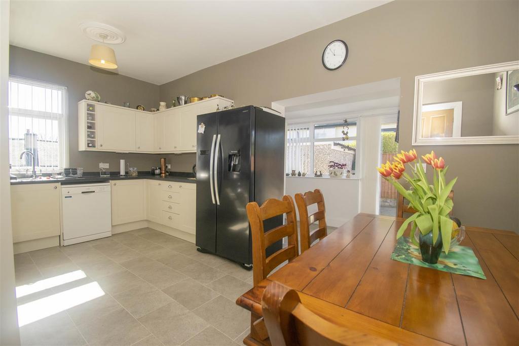 Modern fitted kitchen/diner