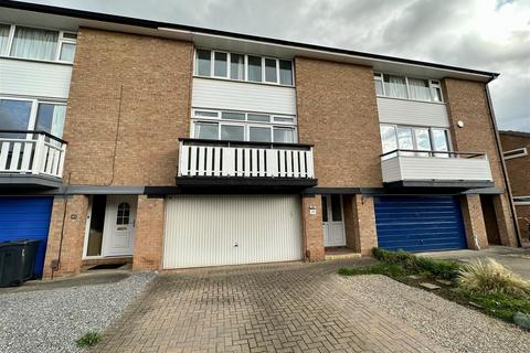 4 bedroom terraced house to rent, The Headlands, Darlington