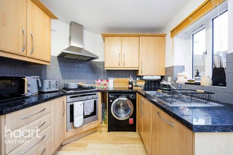 3 bedroom terraced house to rent, Lymington Close, LONDON
