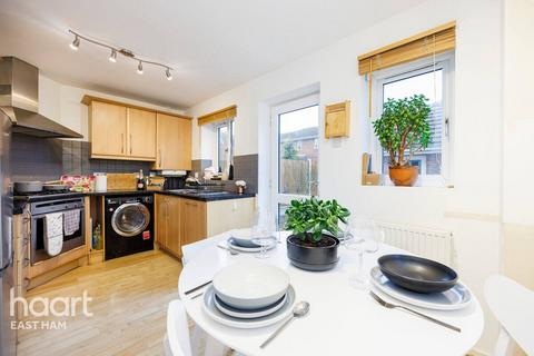 3 bedroom terraced house to rent, Lymington Close, LONDON