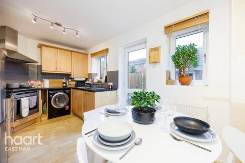 3 bedroom terraced house to rent, Lymington Close, LONDON