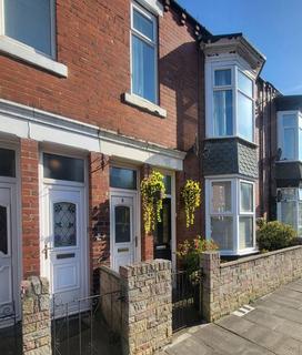 3 bedroom flat to rent, Armstrong Terrace, South Shields