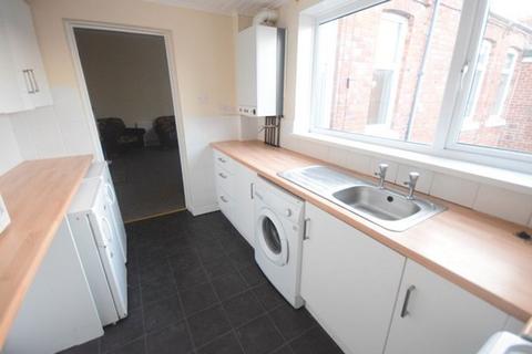 3 bedroom flat to rent, Armstrong Terrace, South Shields