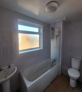 3 bedroom flat to rent, Armstrong Terrace, South Shields