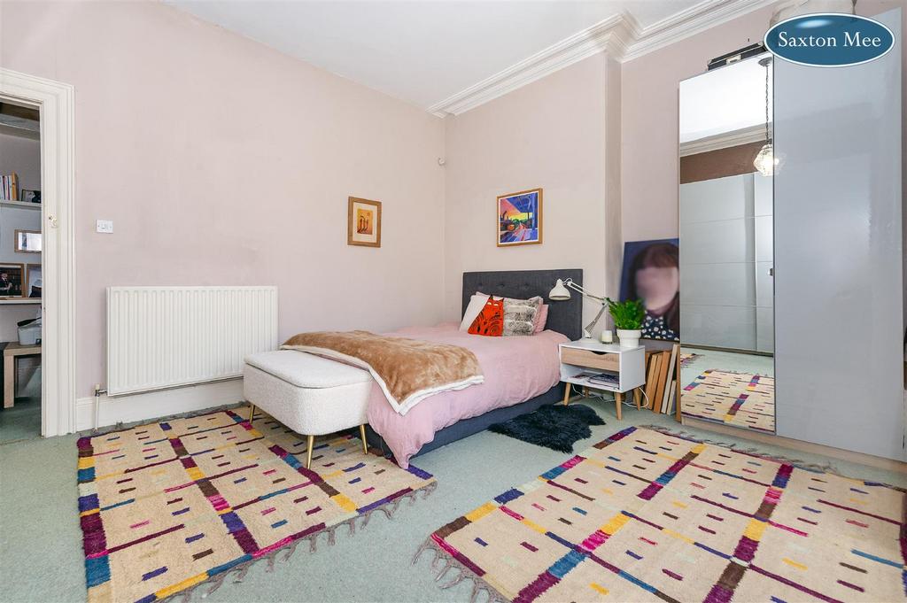 Bedroom 4968.jpg