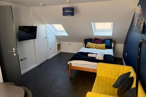 1 bedroom in a house share to rent, Argyll Avenue, Southall, UB1