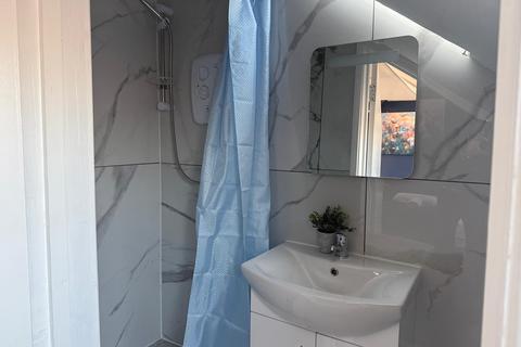 1 bedroom in a house share to rent, Argyll Avenue, Southall, UB1