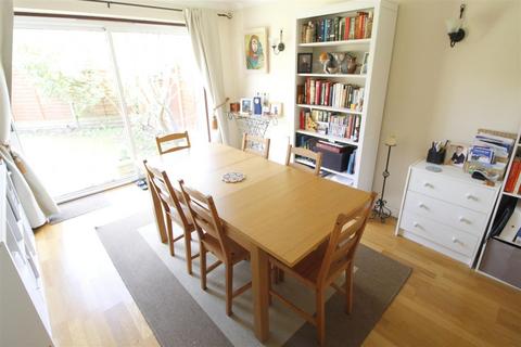 15 Godley Road, Byfleet, West Byfleet, KT14 7EW