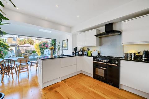 7 Freshford Street, London, SW18 3TG