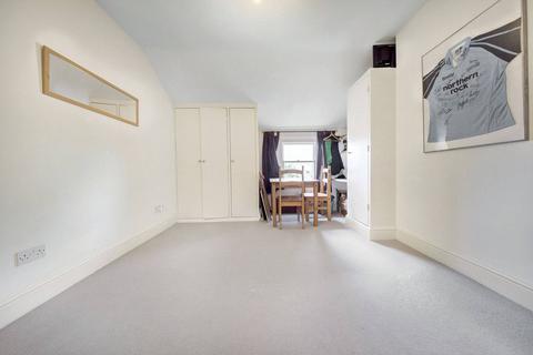 2 bedroom flat to rent, Ouseley Road, Balham, London, SW12