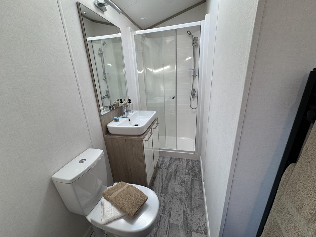 Twin Room Ensuite Bathroom
