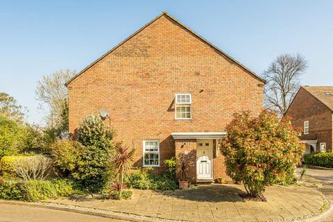 2 bedroom semi-detached house to rent, Park Crescent, Twickenham TW2