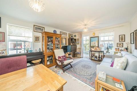 2 bedroom semi-detached house to rent, Park Crescent, Twickenham TW2