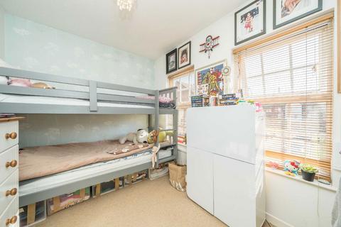 2 bedroom semi-detached house to rent, Park Crescent, Twickenham TW2