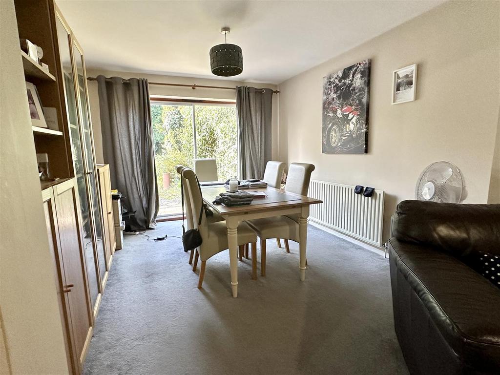 Open-plan kitchen/dine/family room