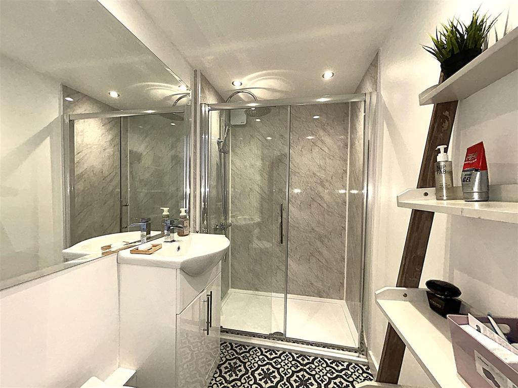 En suite shower