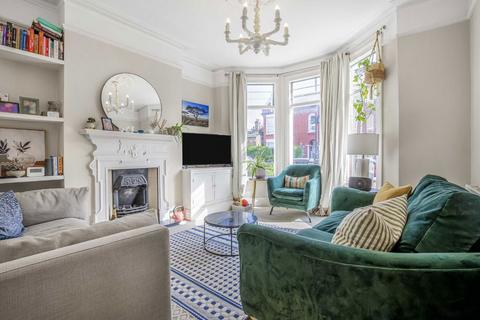 2 bedroom flat to rent, Glenfield Road, London SW12