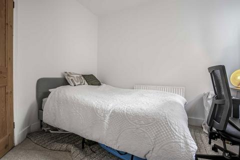 2 bedroom flat to rent, Glenfield Road, London SW12