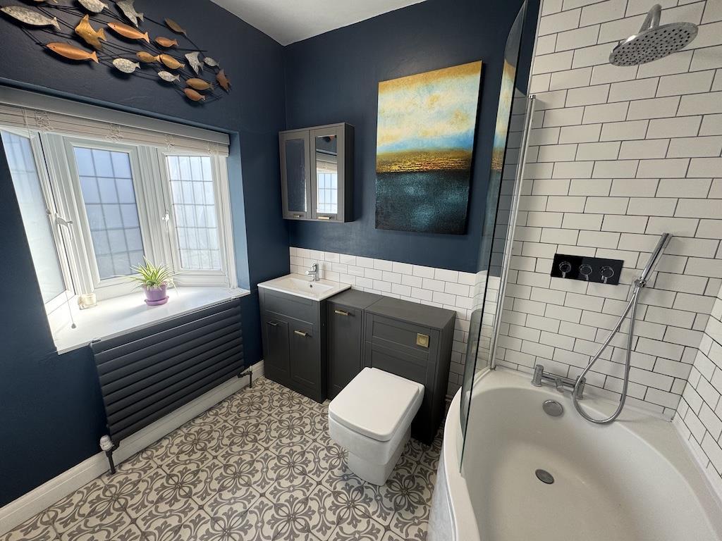 21 - En-Suite to window.jpg