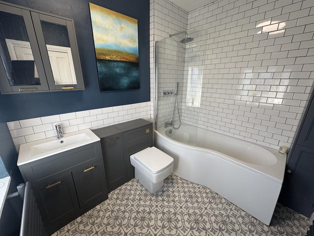 22 - En-Suite.jpg