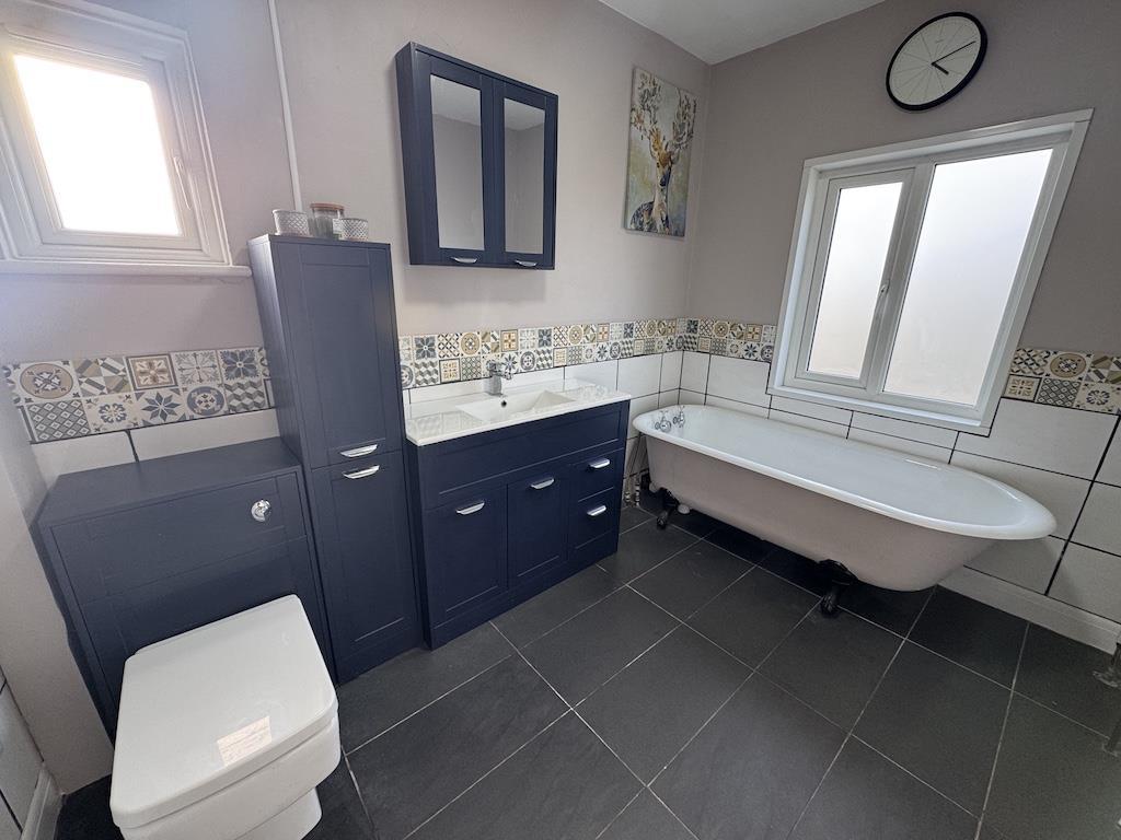 23 - Family Bathroom.jpg