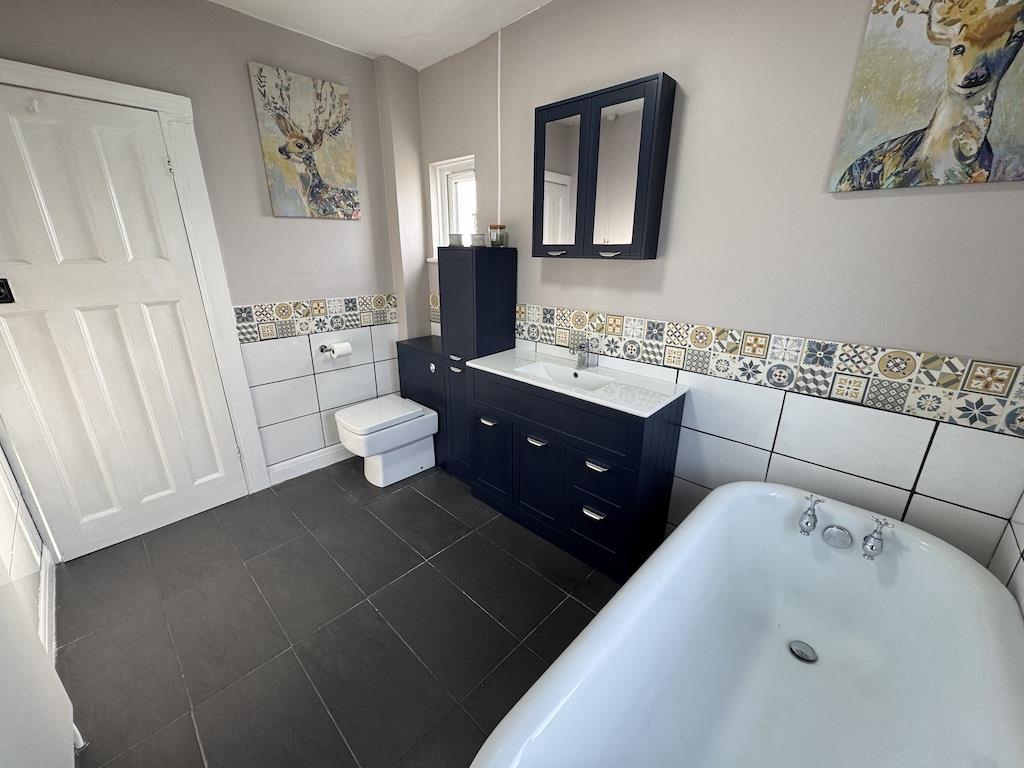 24 - Bathroom.jpg