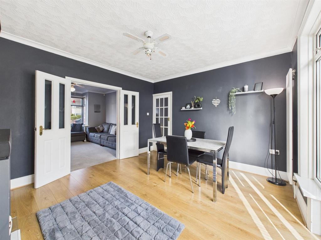 Dining room: